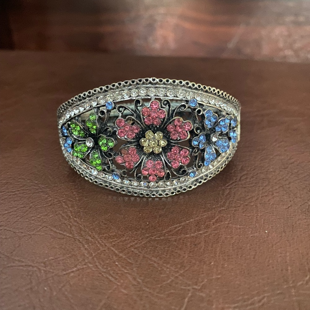 Floral Patterned Rhinestone Bracelet - Picture 2 of 9